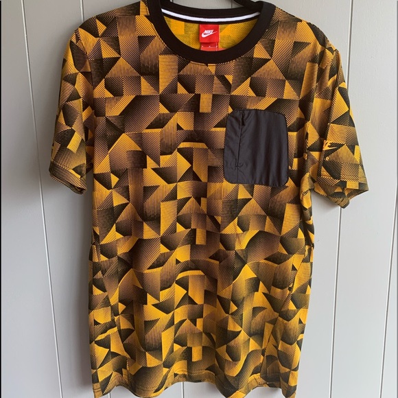 Nike Other - Nike Men’s T-Shirt With Symmetrical Black & Gold